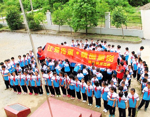 鹏欣地产所属赣州项目团支部公益助学活动回眸